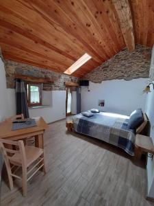 um quarto com uma cama e um tecto de madeira em Bed & Breakfast La Crotta em Pont-Saint-Martin