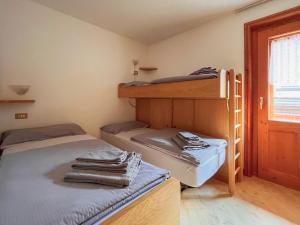 a room with two bunk beds and a window at Casa Della Lepre in Livigno