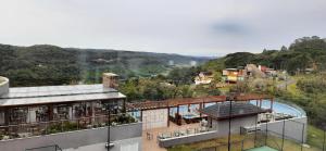 vistas a una casa con vistas a la montaña en Golden Gramado Resort en Gramado
