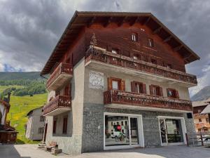 a building with a wooden roof on top of it at Casa Della Lepre in Livigno