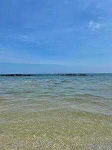 - une vue sur l'océan depuis la plage dans l'établissement La casa al mare di Mary - Bilocale, à Roseto degli Abruzzi