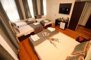 uma vista aérea de um quarto com uma sala de estar em Grand almira hotel em Istambul