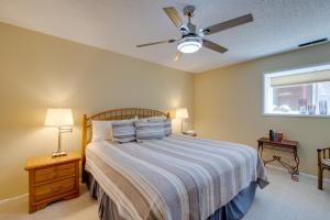 En eller flere senge i et værelse på Resort Lincoln Condo with Ocean Views and Pool Access! + 33 billeder