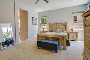 - une chambre avec un lit et une fenêtre dans l'établissement Indio Vacation Rental 2 Mi to Coachella, à Indio