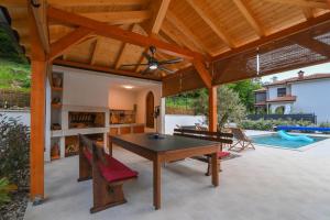 Bazén v ubytovaní Villa Suzana with Heated Pool and outdoor billiards alebo v jeho blízkosti