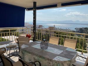 a table on a balcony with a view of the ocean at Appartement chez François in Salou