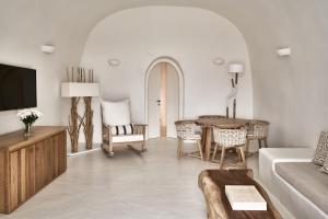 - un salon avec un canapé et une table dans l'établissement Mystique, a Luxury Collection Hotel, Santorini, à Oia