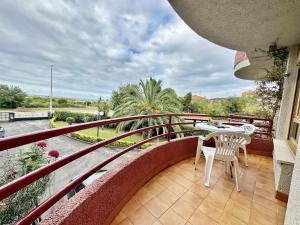 un balcón con mesa y sillas. en Los Campizos - 6619, en Noja