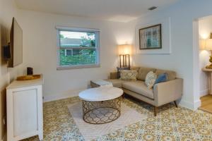 - un salon avec un canapé et une table dans l'établissement Modern Palm Beach Gardens Home with Private Pool, à Palm Beach Gardens