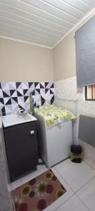 um pequeno quarto com uma cama e um lavatório em apto bem localizado todo mobiliado em Foz do Iguaçu