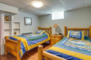 1 dormitorio con 2 camas y lámpara en Tranquil Hideaway on Watauga River Fish and Unwind!, en Elizabethton