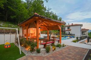 Vonkajšia záhrada v ubytovaní Villa Suzana with Heated Pool and outdoor billiards