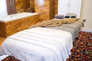 Postel nebo postele na pokoji v ubytování Move npic Zenat al Hayat Hotel