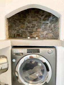 a washer and dryer sitting in a wall at Cyclops House in Serifos Chora