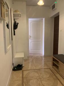 um quarto com uma porta branca e piso em azulejo em Apartament 3 camere Joy em Ocna-Mureşului