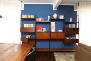Perpustakaan di apartmen