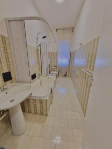 bagno con lavandino, vasca e servizi igienici di Guest House Service Modugno - ZONA INDUSTRIALE a Modugno