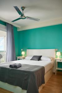 una camera con un grande letto e un ventilatore a soffitto di Altea Piscina Playa ad Altea