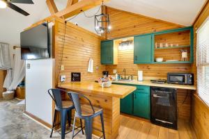 Fotografie z fotogalerie ubytování Scenic Eureka Springs Cabin Rental with Balcony! v destinaci Garfield