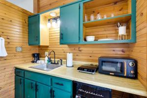 Fotografie z fotogalerie ubytování Scenic Eureka Springs Cabin Rental with Balcony! v destinaci Garfield