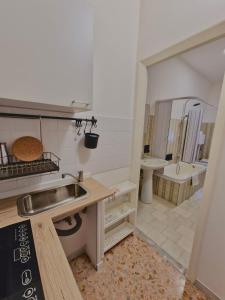 una cucina con lavandino e vasca da bagno di Guest House Service Modugno - ZONA INDUSTRIALE a Modugno