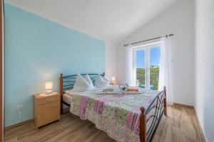 une chambre avec un lit et une grande fenêtre dans l'établissement Apartmani Anna, à Rogoznica