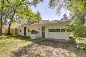 una pequeña casa blanca con garaje en Pet-Friendly Benton Harbor Home Near Hagar Beach!, en Benton Harbor