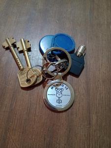 a group of keys on a wooden table at Excelente Monoambiente Monito 15 in La Plata