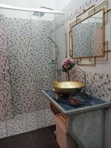 La salle de bains est pourvue d'un lavabo et d'une douche en verre. dans l'établissement Le 3 Dee, à Reggio de Calabre