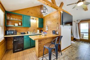 Kuchyň nebo kuchyňský kout v ubytování Eureka Springs Cabin Rental about 5 Mi to Beaver Lake! + 17 fotografií