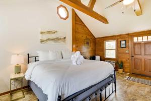 1 dormitorio con 1 cama grande con sábanas blancas en Eureka Springs Cabin Rental about 5 Mi to Beaver Lake! en Garfield
