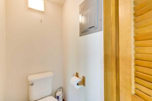 Koupelna v ubytování Eureka Springs Cabin Rental about 5 Mi to Beaver Lake!