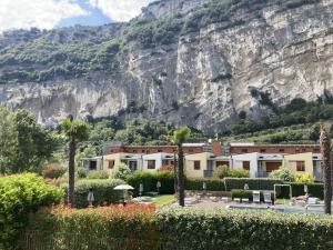 ein Resort mit einem Berg im Hintergrund in der Unterkunft Outdooredo Garda Torbole in Nago-Torbole
