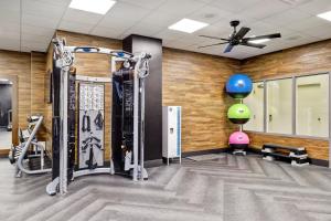 Fitness centrum a/nebo fitness zařízení v ubytování Four Points by Sheraton St. Catharines Niagara Suites