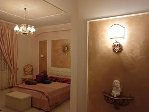- une chambre avec un lit et une lumière sur le mur dans l'établissement Le 3 Dee, à Reggio de Calabre