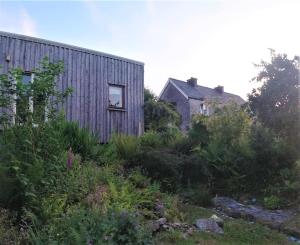 um edifício e uma casa com jardim em Innisfreedom cabin em Sligo