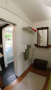 um quarto com casa de banho com espelho e toalhas em Innisfreedom cabin em Sligo