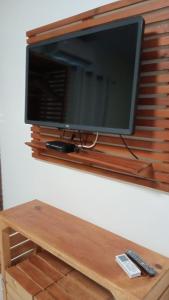 een flatscreen-tv aan een muur bij Pousada Flôr do Atlântico in Fernando de Noronha