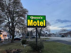 Una señal para un motel de Queens en una calle en QUEEN'S MOTEL, 