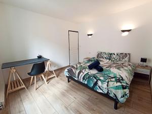 a bedroom with a bed and a desk at La Diligence de Beaune in Beaune