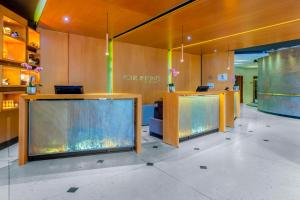 um hall de entrada com dois grandes aquários em Four Points by Sheraton Medellín em Medellín