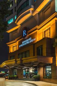 budynek z napisem na przodzie w obiekcie Renaissance Riverside Hotel Saigon w Ho Chi Minh