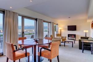 sala de estar con mesa y sillas en Sheraton Salta Hotel en Salta