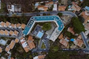 una vista aérea de un edificio en un suburbio en Sheraton Salta Hotel en Salta