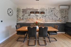 Posedenie v ubytovaní Villa Suzana with Heated Pool and outdoor billiards