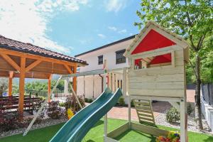 Vonkajšia záhrada v ubytovaní Villa Suzana with Heated Pool and outdoor billiards