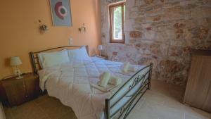 Postel nebo postele na pokoji v ubytování Stone Made Private Pool Villas Kriopigi