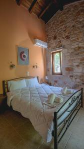 Postel nebo postele na pokoji v ubytování Stone Made Private Pool Villas Kriopigi + 37 fotografií