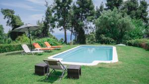 Bazén v ubytování Stone Made Private Pool Villas Kriopigi nebo v jeho okolí