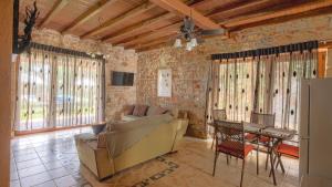 TV a/nebo společenská místnost v ubytování Stone Made Private Pool Villas Kriopigi